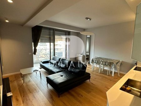 Jepet me Qira Apartament 1+1 – Zona e Bllokut, Tiranë