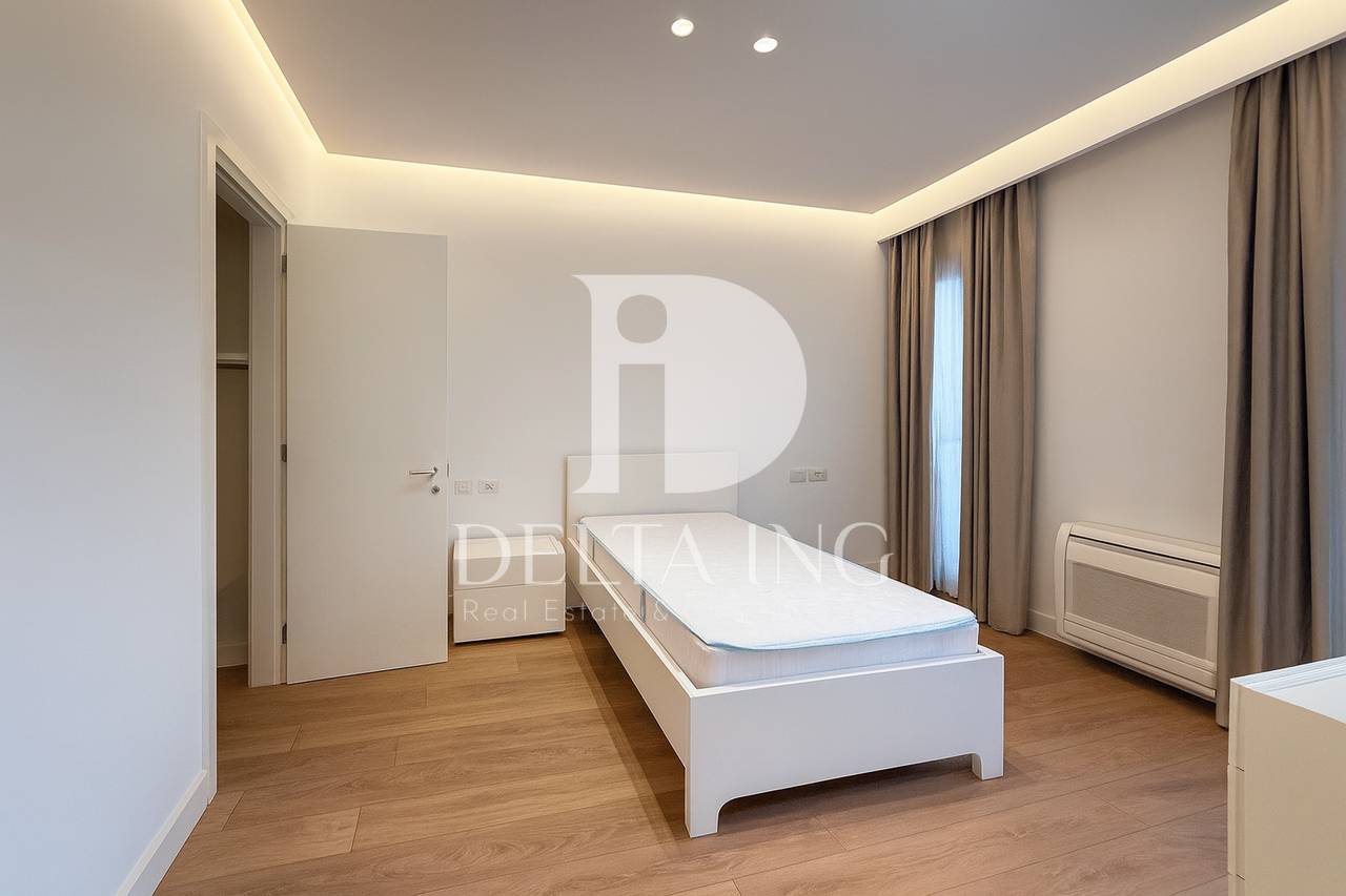Jepet me Qira Duplex Modern 3+1+3 tek Rruga e Barrikadave