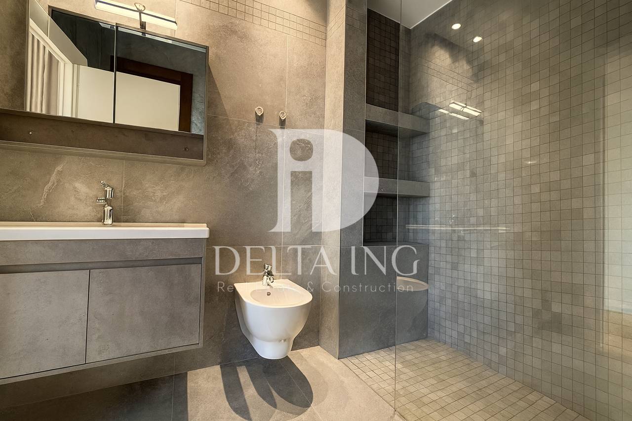 Jepet me Qira Duplex Modern 3+1+3 tek Rruga e Barrikadave