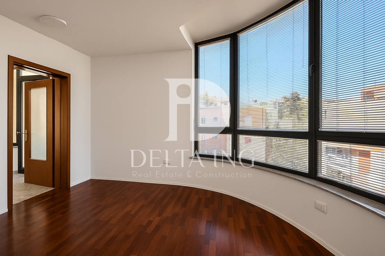 Locale Commerciale in Affitto – Libri Universitari, Blloku, Tirana