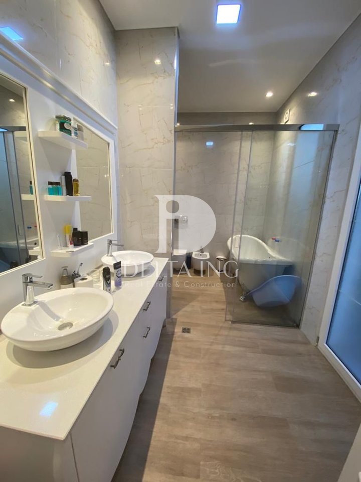 Villa di Lusso con Piscina Privata in Affitto – Un'Oasi di Tranquillità ed Eleganza