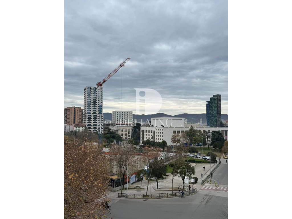 Jepet me qira apartament 2+1+2 në Rruga e Dibres, tek kryqëzimi me Rruga e Barrikadave. Lokacion në zemër të qytetit.