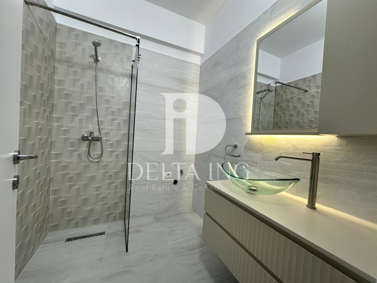 IN VENDITA APPARTAMENTO 2+1+2 – LUNGOMARE, VLORË