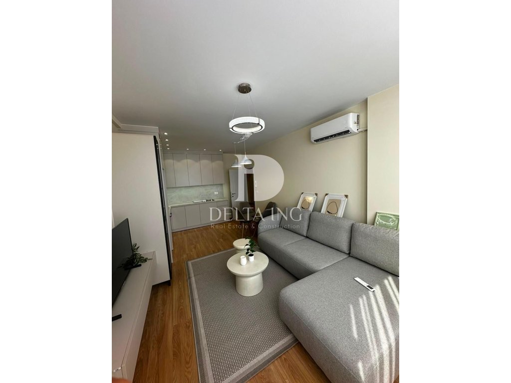 Shitet apartament 1+1 pranë Kristal Center