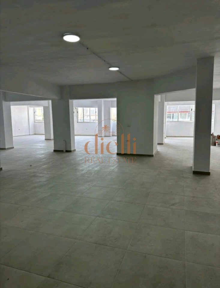 Locale Commerciale in Affitto in Via Dritan Hoxha