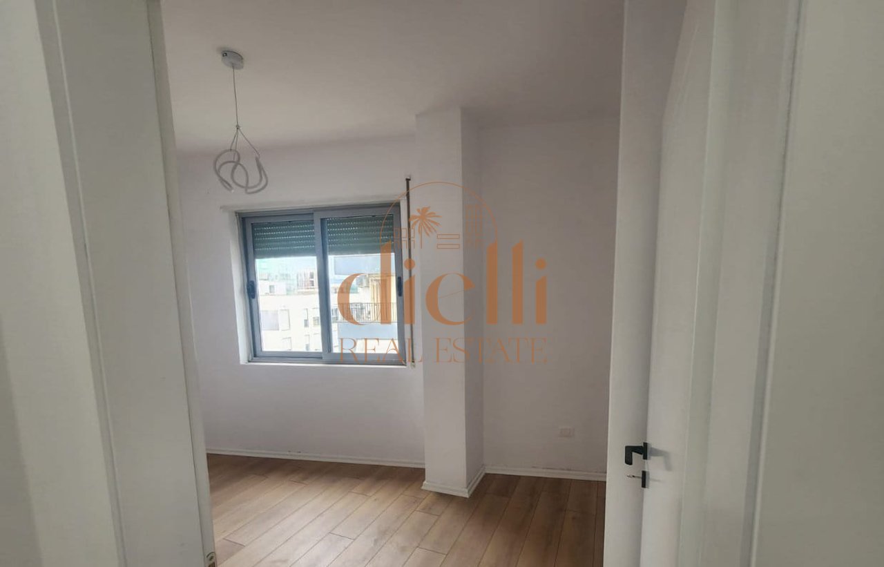 Appartamento 2+1 in vendita vicino a Komuna Parisit