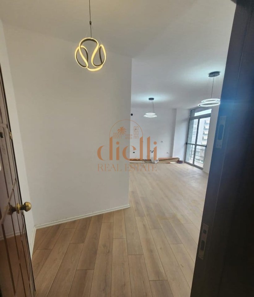 Appartamento 2+1 in vendita vicino a Komuna Parisit