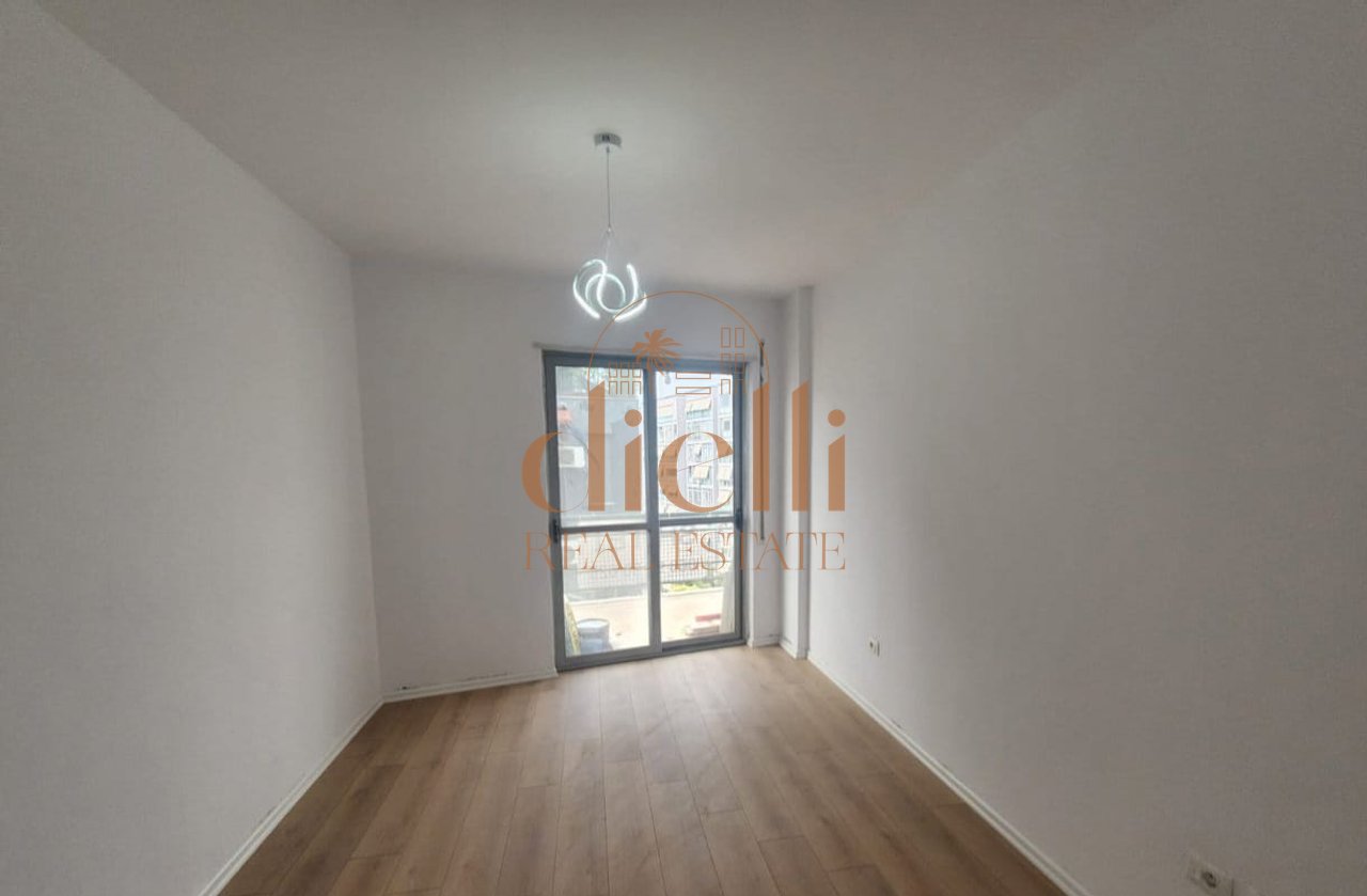 Appartamento 2+1 in vendita vicino a Komuna Parisit