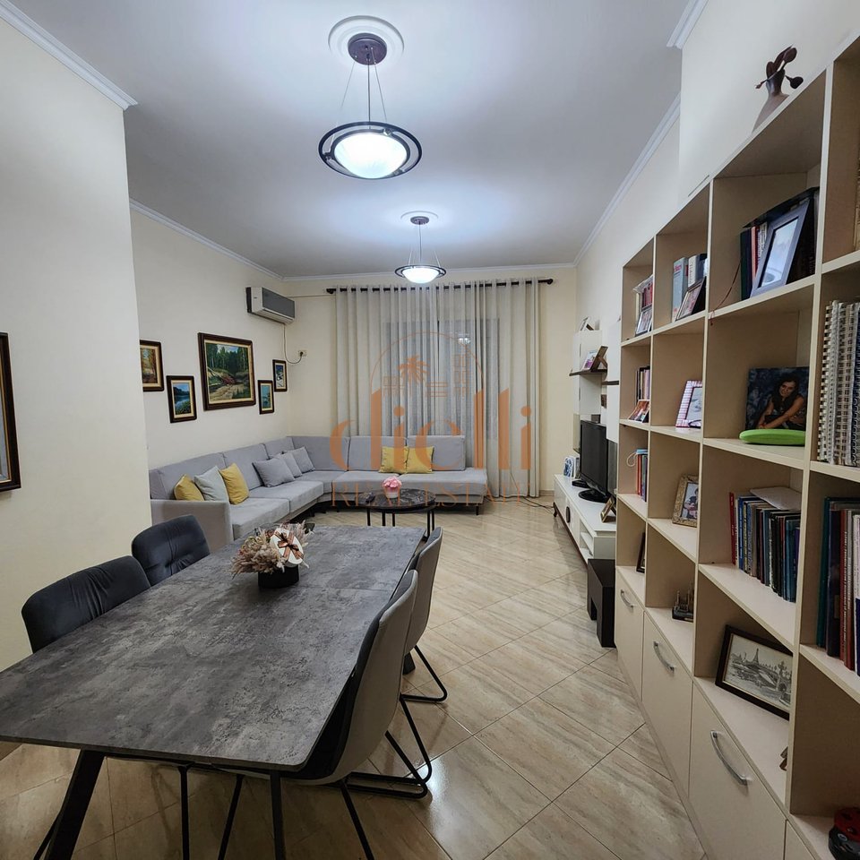Apartament 2+1 per Qira tek Medreseja