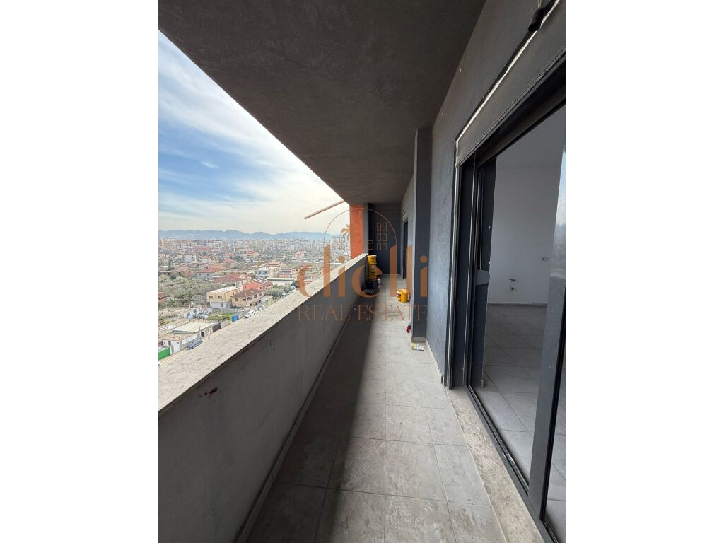 Shitet Apartament 3+1+2 tek Casa Italia