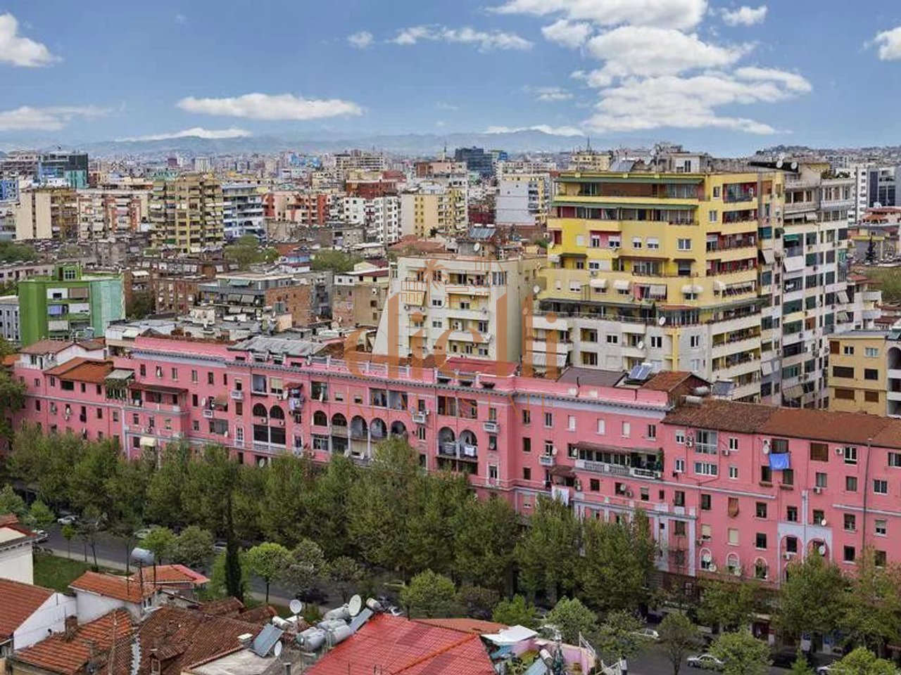 SHITET GARAZH PRANE SHALLVAREVE