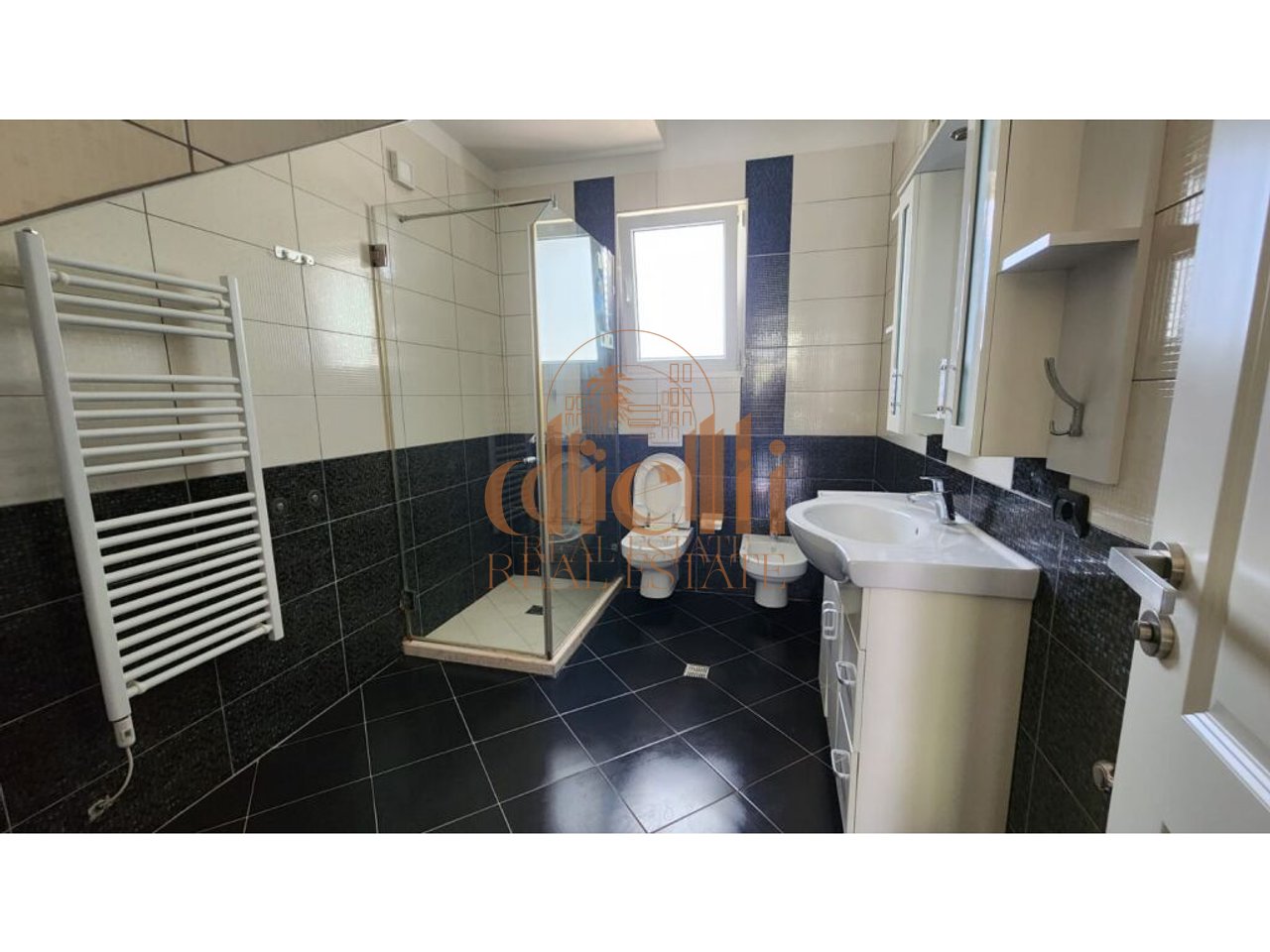 Vile 3 katëshe për qira  pranë Teg