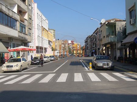 Apartament 2+1+2 per Shitje tek Rruga Barrikadave