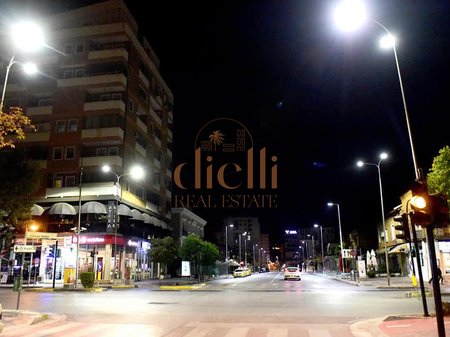 Locale Commerciale in Affitto a Vasil Shanto