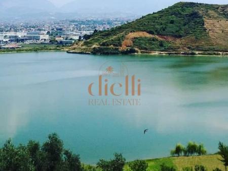 Toke per Shitje tek Liqeni Kasharit