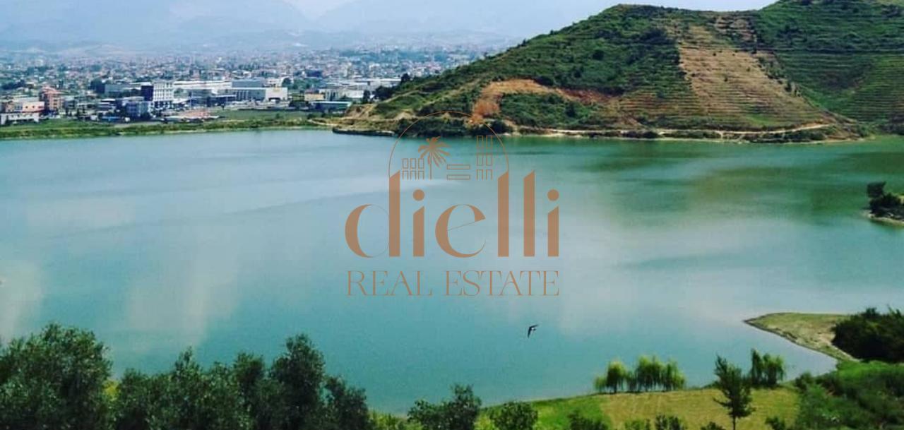 Toke per Shitje tek Liqeni Kasharit