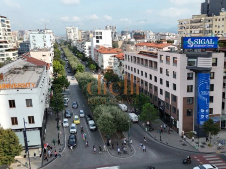 Locale commerciale in vendita su Viale Zogu i Parë
