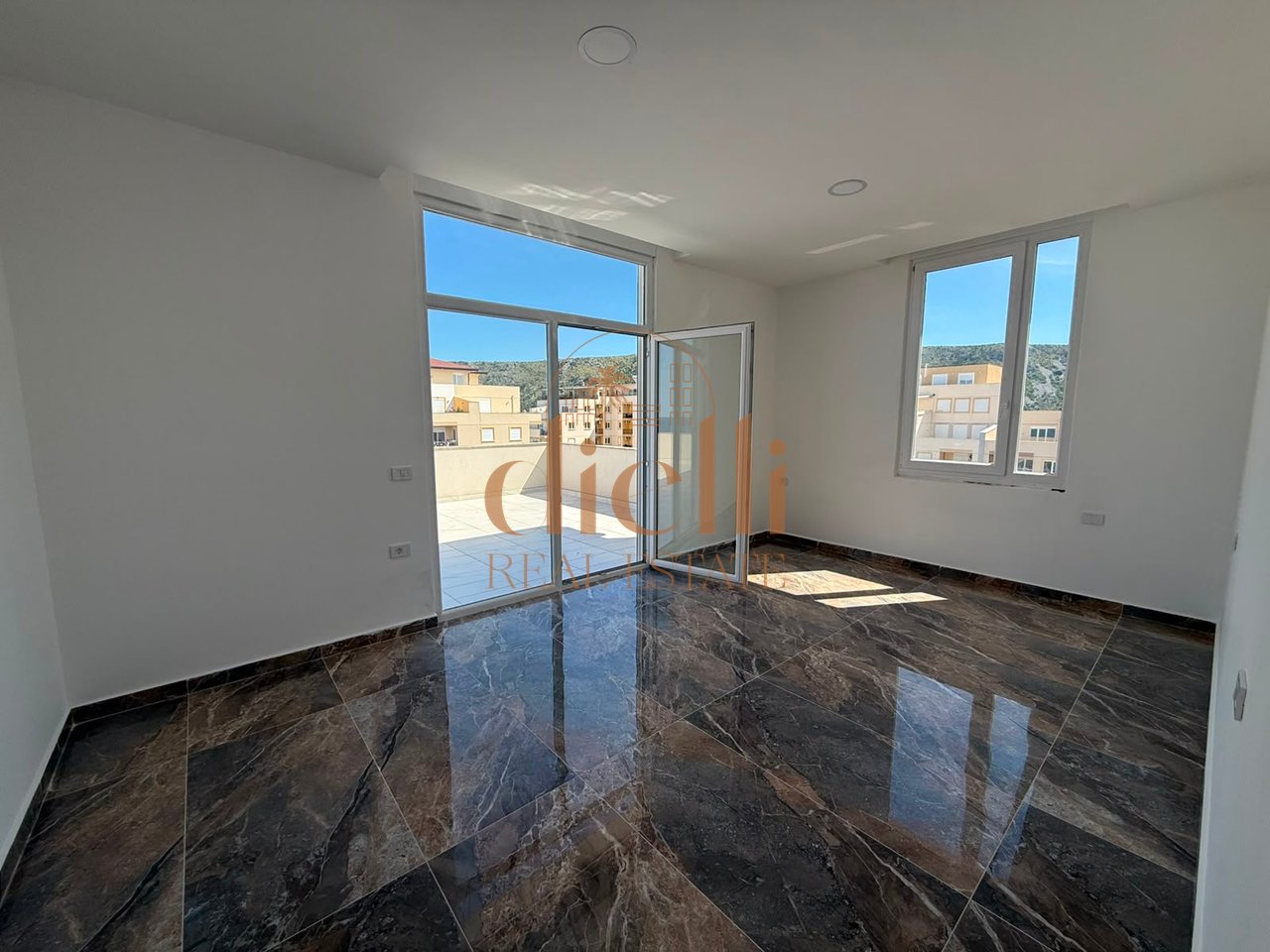 Penthouse per Shitje ne Shengjin