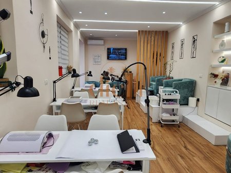 Attività in vendita sulla strada di Durazzo