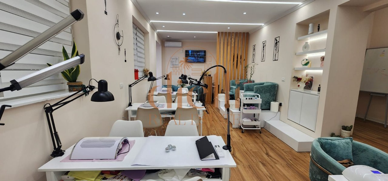 Attività in vendita sulla strada di Durazzo