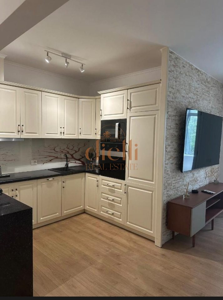 Apartament 2+1 per Qira prane Square 21