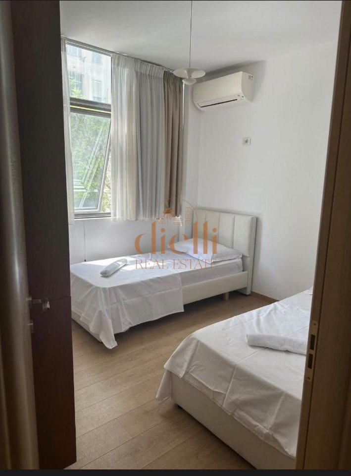 Apartament 2+1 per Qira prane Square 21