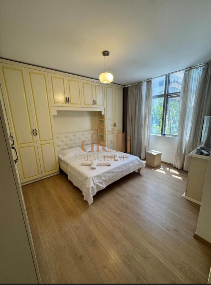 Apartament 2+1 per Qira prane Square 21