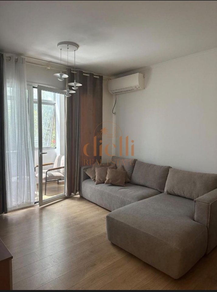 Apartament 2+1 per Qira prane Square 21