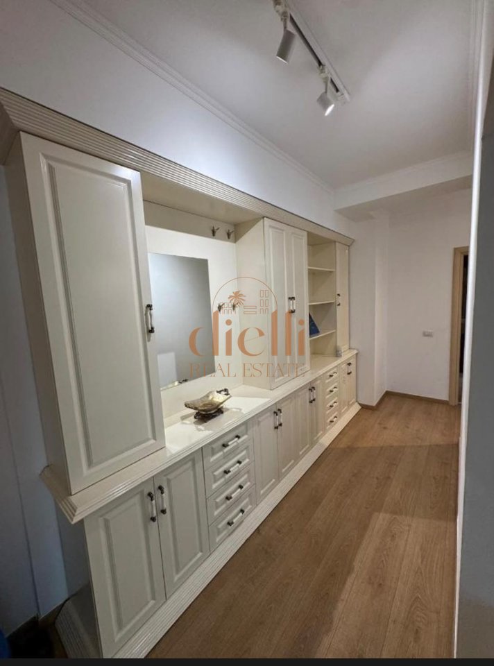 Apartament 2+1 per Qira prane Square 21