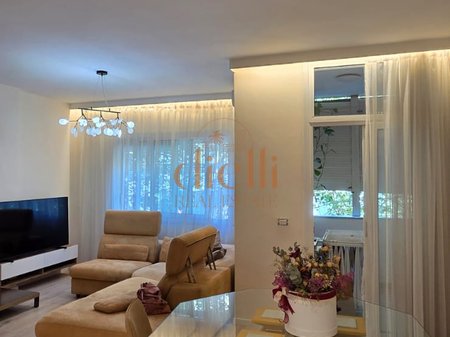 Apartment 2+1+2 for Sale at Komuna e Parisit
