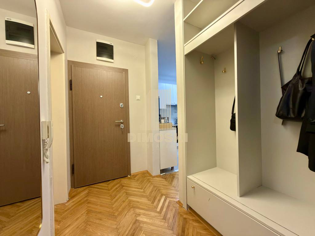 Сe Издава Трособен Стан - Центар