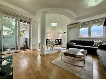 Центар - Државна | Се издава Четворособен Стан