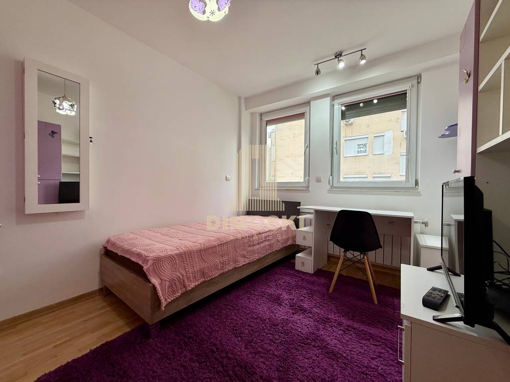 Центар - Државна | Се издава Четворособен Стан