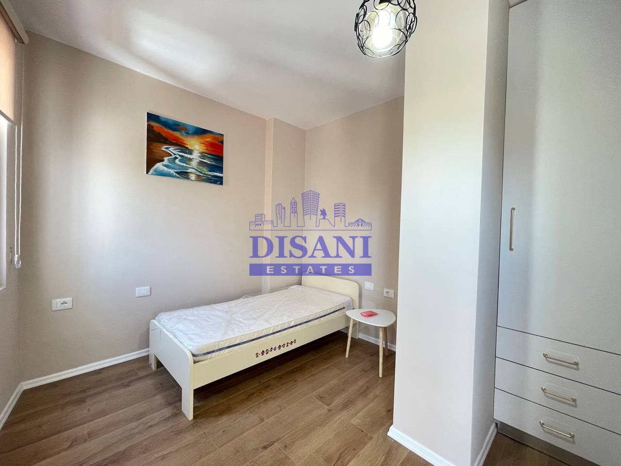 APARTMENT 2+1 PER QERA TEK RRUGA E BARRIKADAVE!