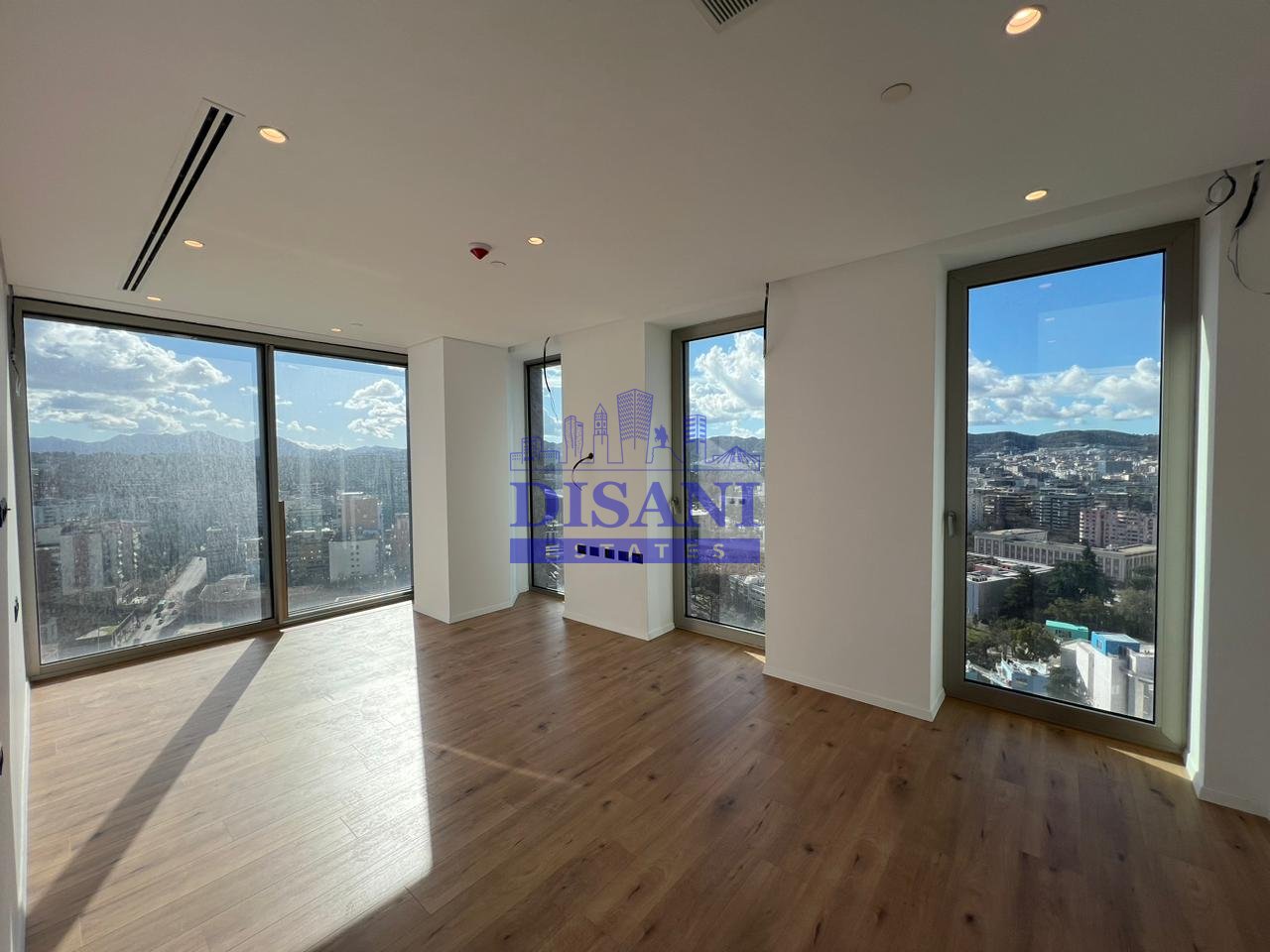 AMBIENT PER ZYRE ME QERA TEK DOWNTOWN ONE!