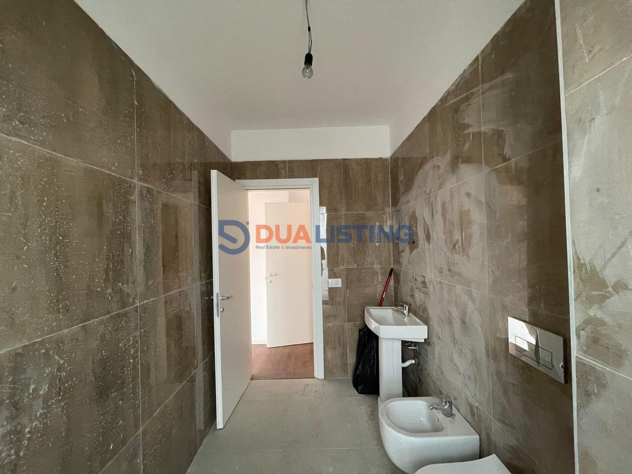 Jepet me qira ambjent zyre te Pazari i Ri