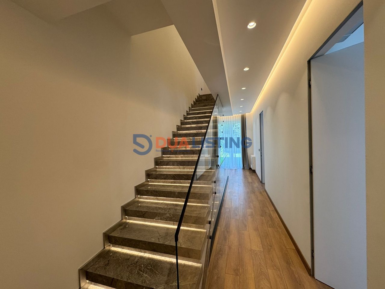 Japim me qira vile te bashkangjitur ne nje nga komplekset me prestigjoze tek Liqeni i Thate, Rezidenca Forest.