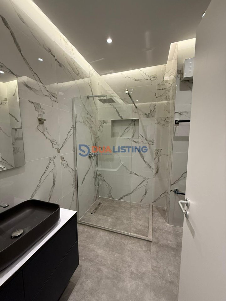 For Rent – Premium 1+1 Apartment + 🅿️ Parking Included
📍 Zogu i Zi, opposite Ring Center