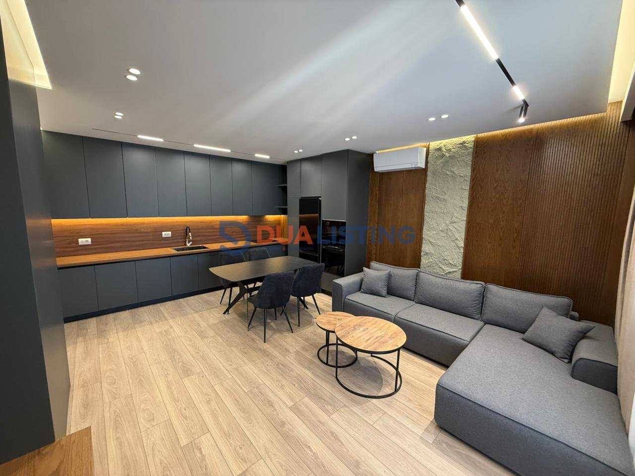 For Rent – Premium 1+1 Apartment + 🅿️ Parking Included
📍 Zogu i Zi, opposite Ring Center