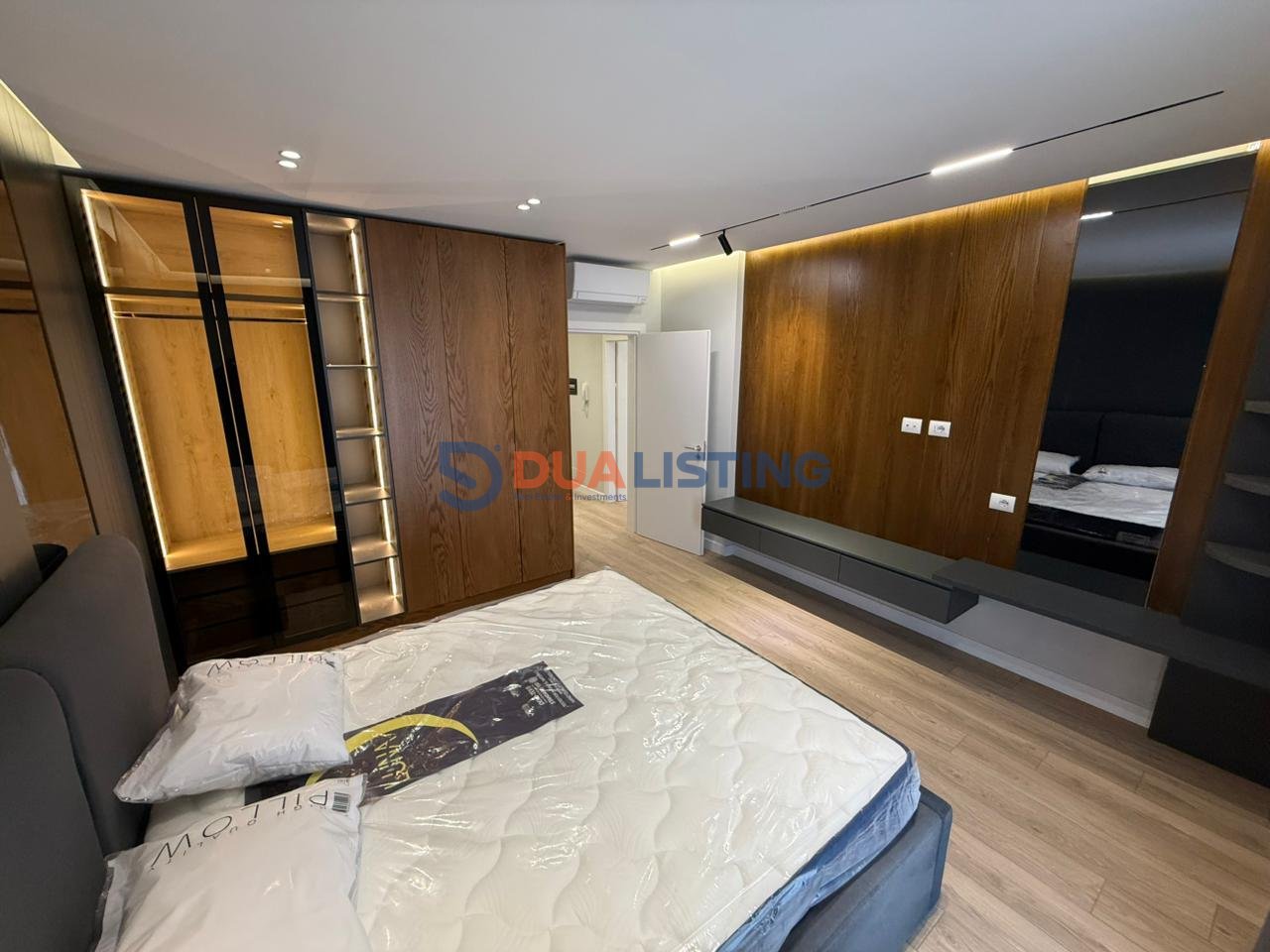 For Rent – Premium 1+1 Apartment + 🅿️ Parking Included
📍 Zogu i Zi, opposite Ring Center