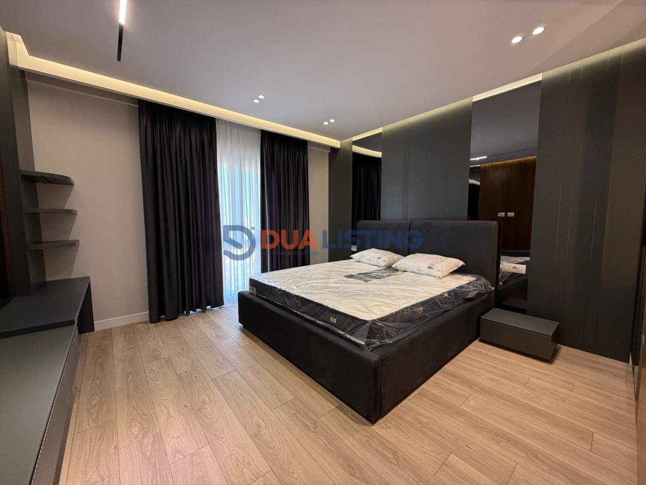 For Rent – Premium 1+1 Apartment + 🅿️ Parking Included
📍 Zogu i Zi, opposite Ring Center