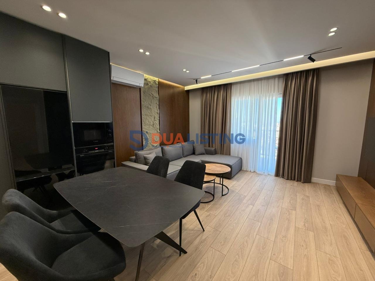 For Rent – Premium 1+1 Apartment + 🅿️ Parking Included
📍 Zogu i Zi, opposite Ring Center