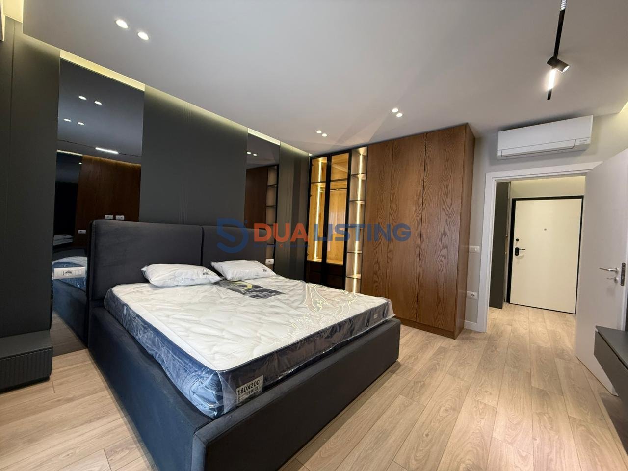 For Rent – Premium 1+1 Apartment + 🅿️ Parking Included
📍 Zogu i Zi, opposite Ring Center