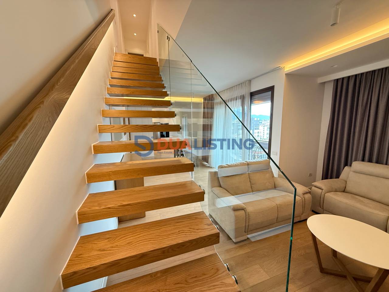 Offriamo in affitto – Duplex moderno 3+1+3 | Via delle Barricate!