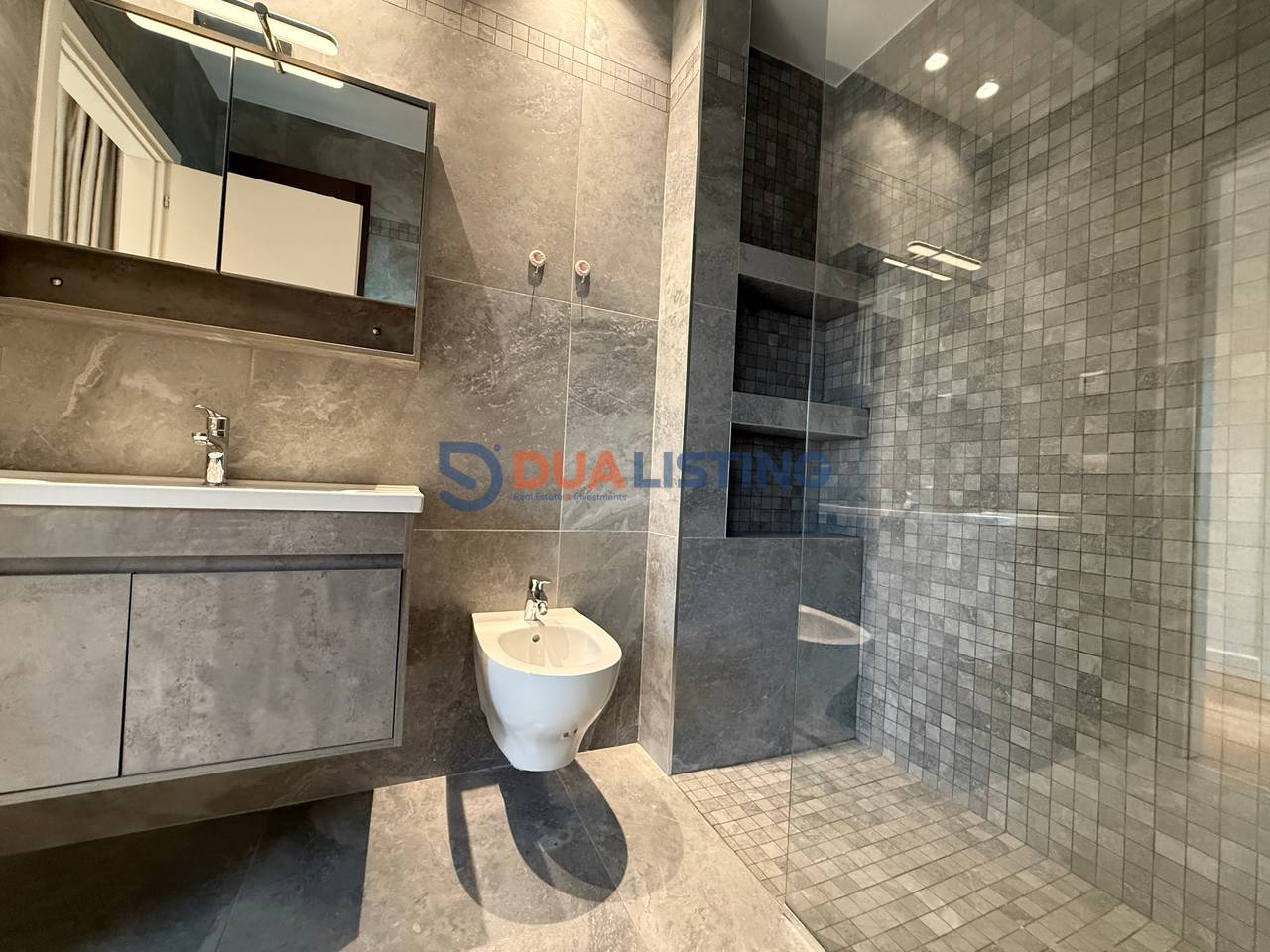 Offriamo in affitto – Duplex moderno 3+1+3 | Via delle Barricate!