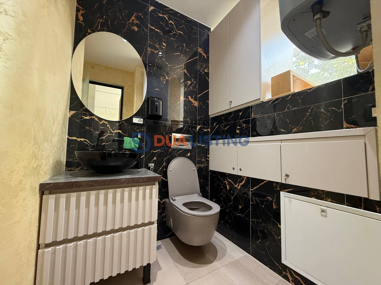 Ambient komercial shitje tek rruga e Dibres prane Shkolles se Bashkuar! Kati 1 | Buze rruge