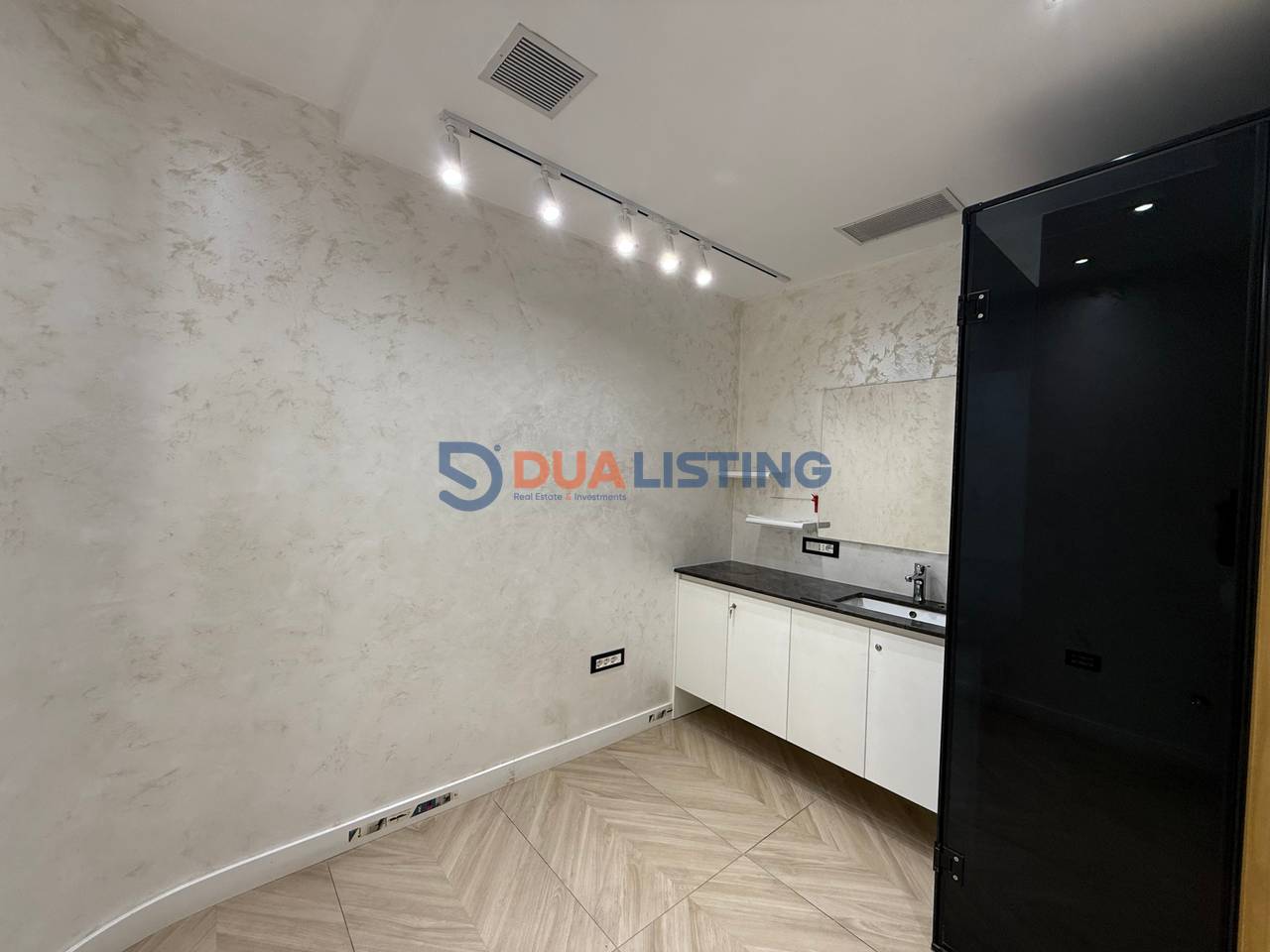 Ambient komercial shitje tek rruga e Dibres prane Shkolles se Bashkuar! Kati 1 | Buze rruge