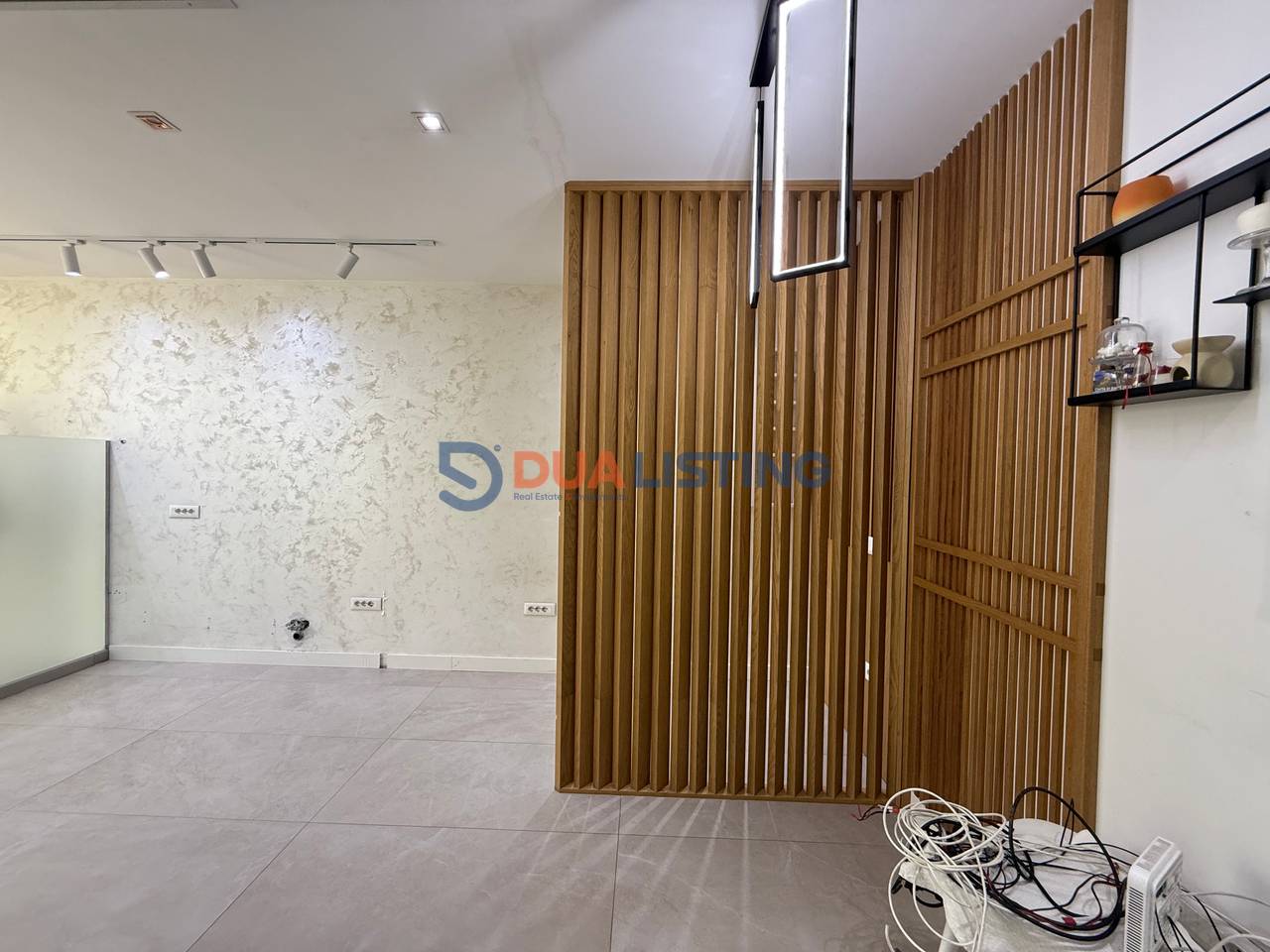 Ambient komercial shitje tek rruga e Dibres prane Shkolles se Bashkuar! Kati 1 | Buze rruge