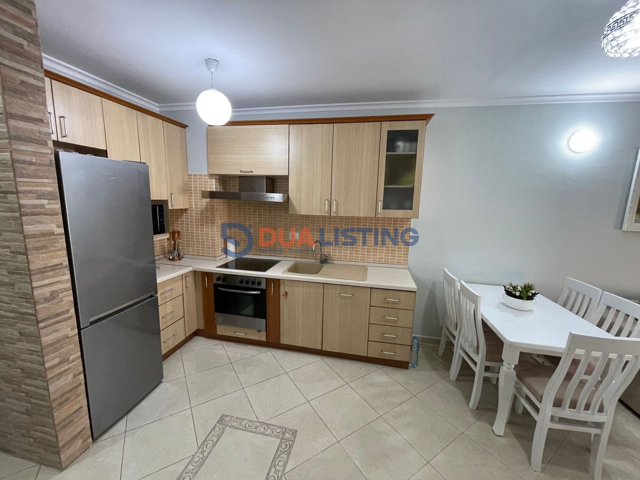 Jepet me qira apartament 1+1 i konvertuar në 2+1 të vogël, 
📍 Liqeni i Thatë