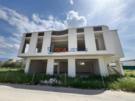 🏢 Si affitta edificio di 2 piani a Kamëz.